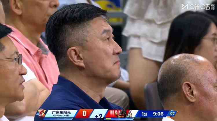 老熟人了!广东前主教练杜锋现场观战广东主场迎战江苏的比赛